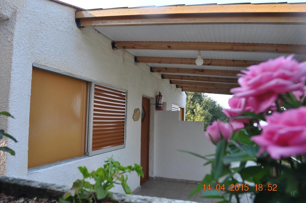 Rogakia Village Est. 1983 Zóla Rum bild