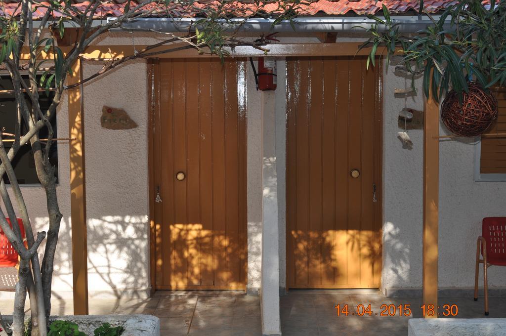 Rogakia Village Est. 1983 Zóla Rum bild